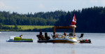 Alles op een vlot en dan BBQ op het meer